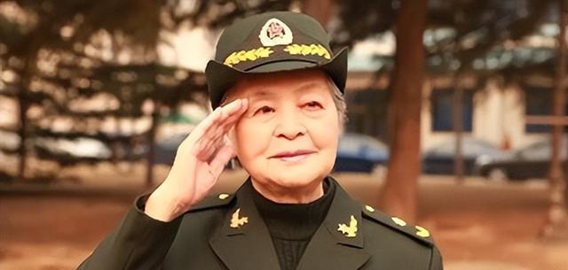 1972年，47岁的陈菊梅在取掉扁桃体和割掉阑尾后，不顾众人的劝阻，坚定地对地医