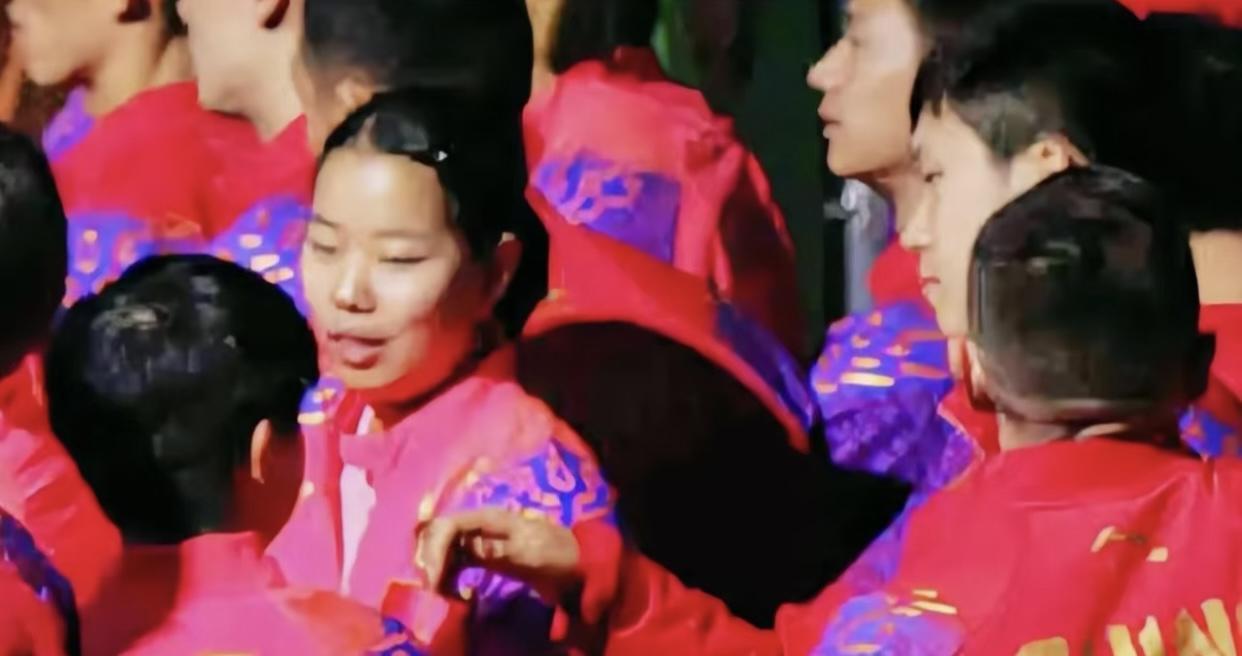 前一秒还在捏脸，后一秒头哥因为没有主动握手被莎莎给打了。



2019年的世乒