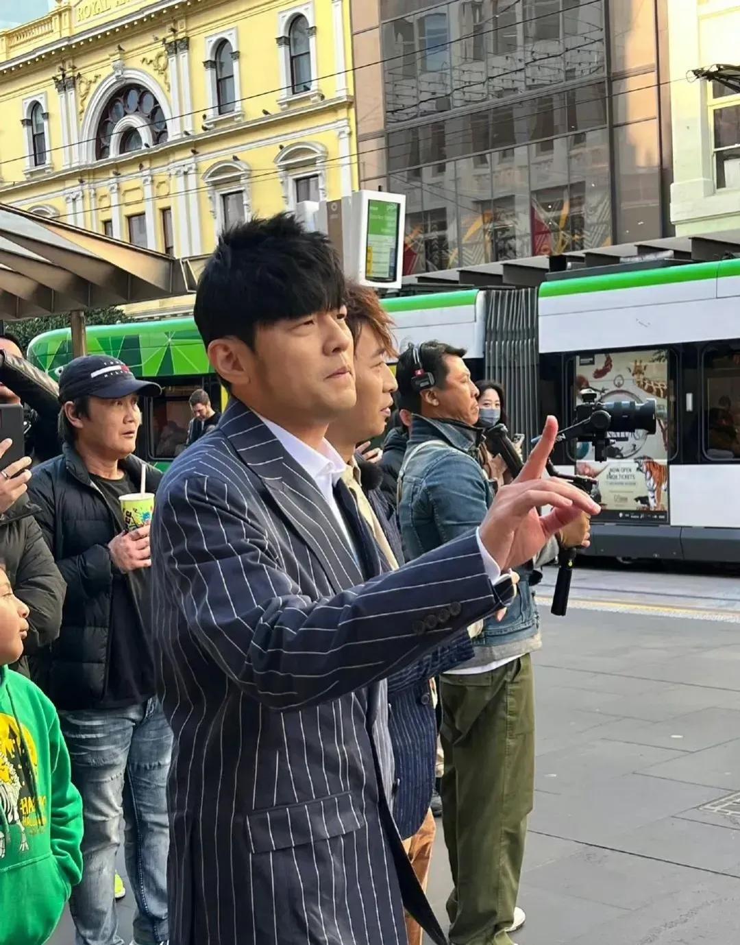 周杰伦的眼袋有这么大？ 真的老了好多，而且发型也很假