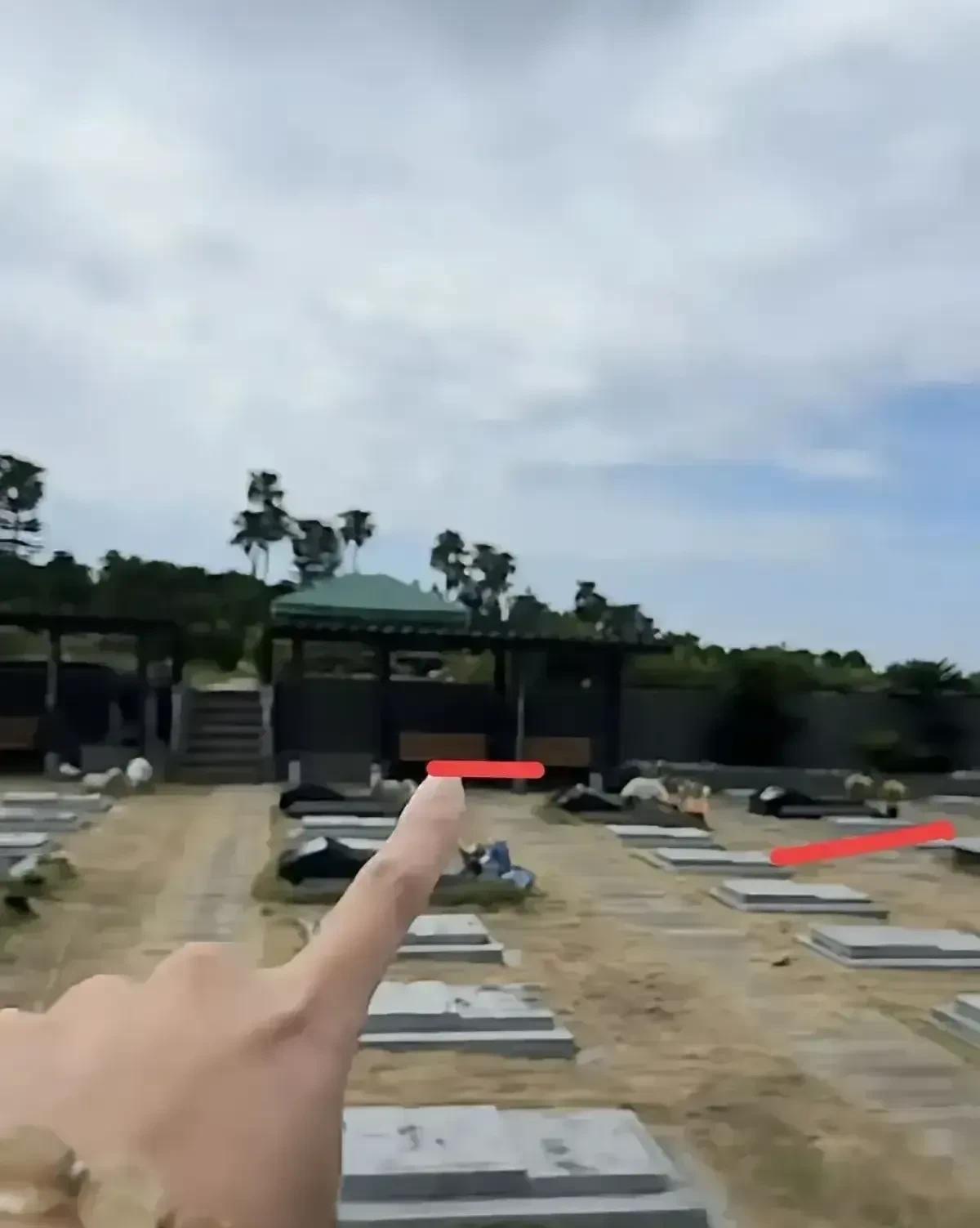 具俊晔，被曝守墓真相！
湾湾博主去金宝山想偶遇驻守在此的具俊晔，万万没想到，却了