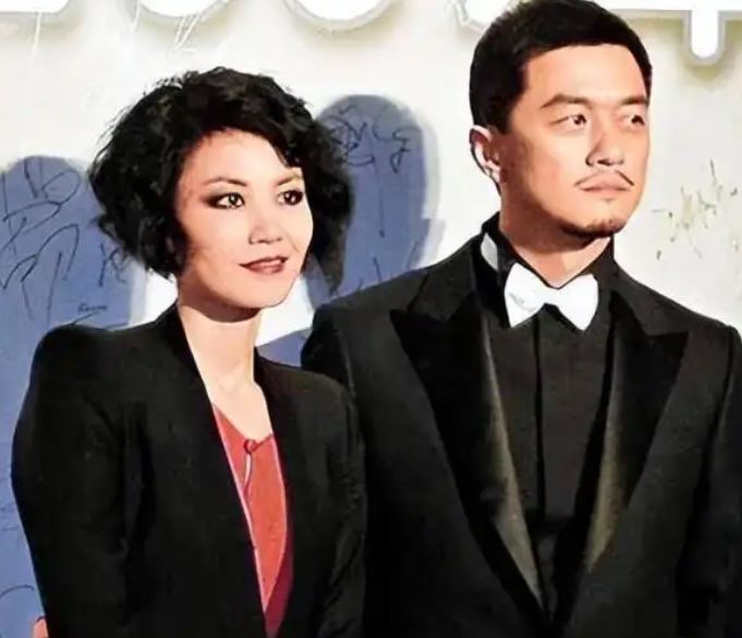 李亚鹏搬家了，从北京三四百平的大平层，搬进了一百平左右的普通住宅。
搬家之前，李