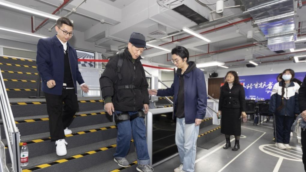老人爬楼难题解决：外骨骼机器人怎么做到的？