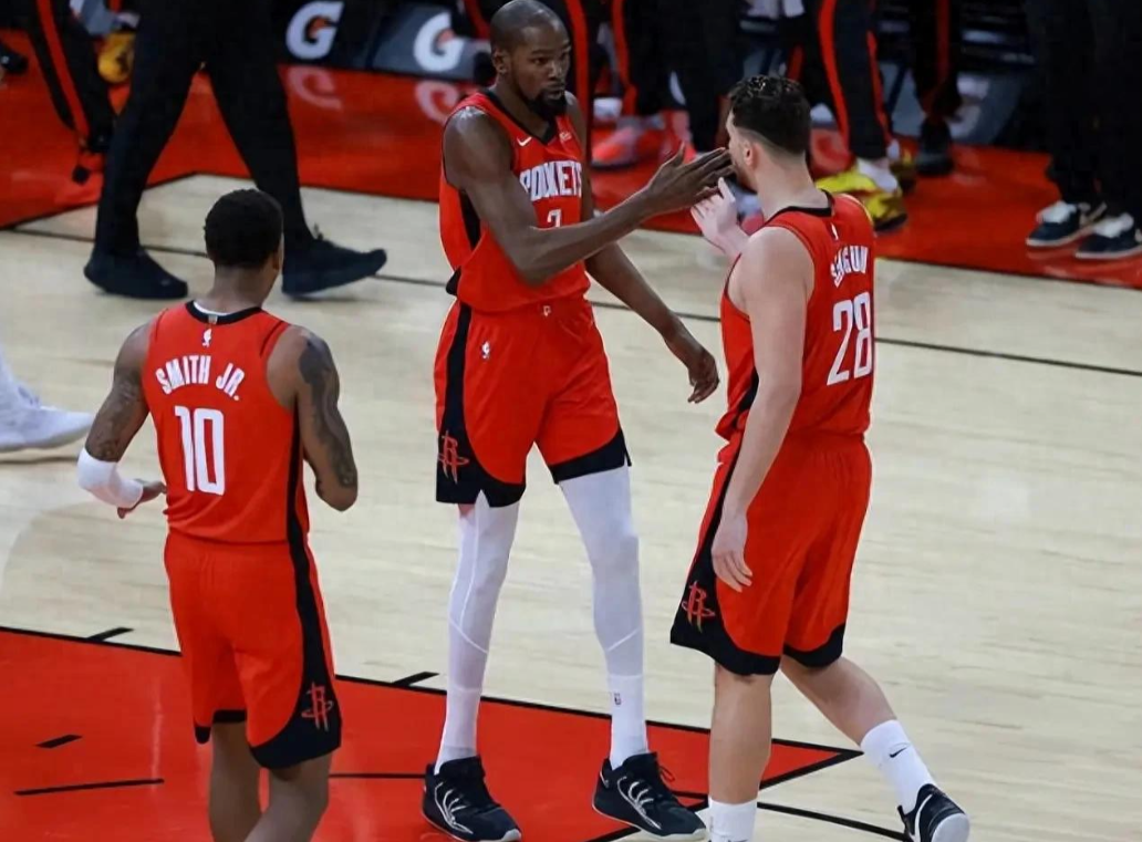 NBA常规赛上演重磅冷门！休斯顿火箭在不被看好、背靠背作战的情况下，以111-1