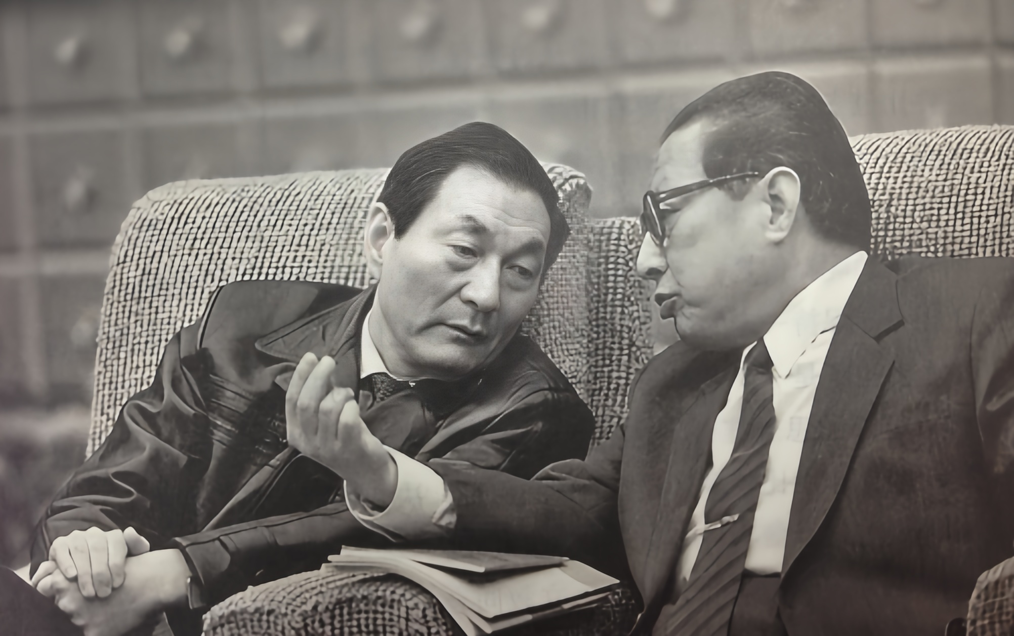 1991年，中央领导乔石参加上海代表团讨论会，和上海市委书记朱镕基在一起。乔石当