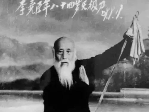 1942年，武术大师李尧臣遭人出卖，落入日本人手中，日本高手武田熙想与他比试，李