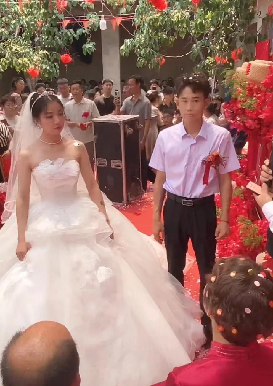 聪聪结婚，大妮常输准备的红包太厚了！新娘改口叫“妈”，大妮喜笑颜开，连声说还想再