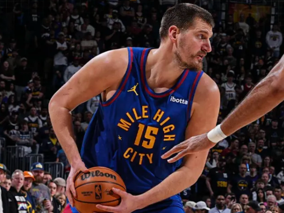 NBA常规赛，森林狼117-108击败掘金。
赛后森林狼主帅克里斯-芬奇接受了记