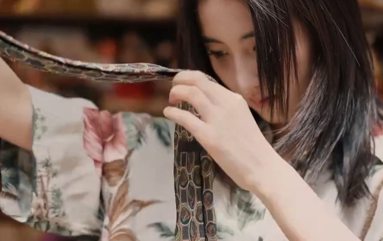 鲁豫瘦的太吓人了，胳膊像竹竿似的！
在《热浪之外》中，鲁豫带着张子枫来到了一家服