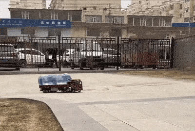 玩具重卡都能拉桶装水，不愧是中国制造！

如果改成全地形的，这样老旧小区的就