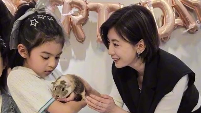 贾静雯小女儿满8岁，波妞个头出众颜值高，越长越像妈妈好漂亮