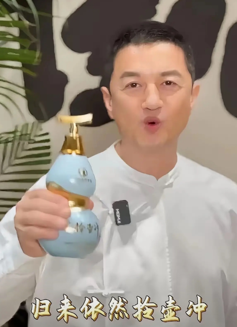 你可以质疑李亚鹏的事业
也可以嘲讽李亚鹏的婚姻
但是有一点，没人有这个资格，去指