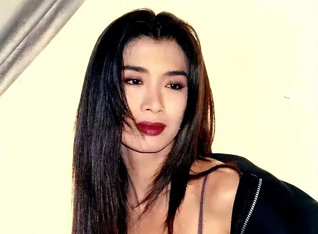 “最美艳后”：曾拒绝成龙，现61岁胖到220斤，依旧美的撩人心弦