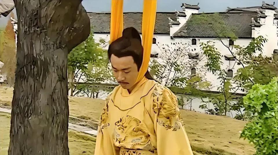 崇祯为什么宁可哀求大臣和亲戚，最后自尽了也没有抄他们的家？
煤山歪脖子树下，那具