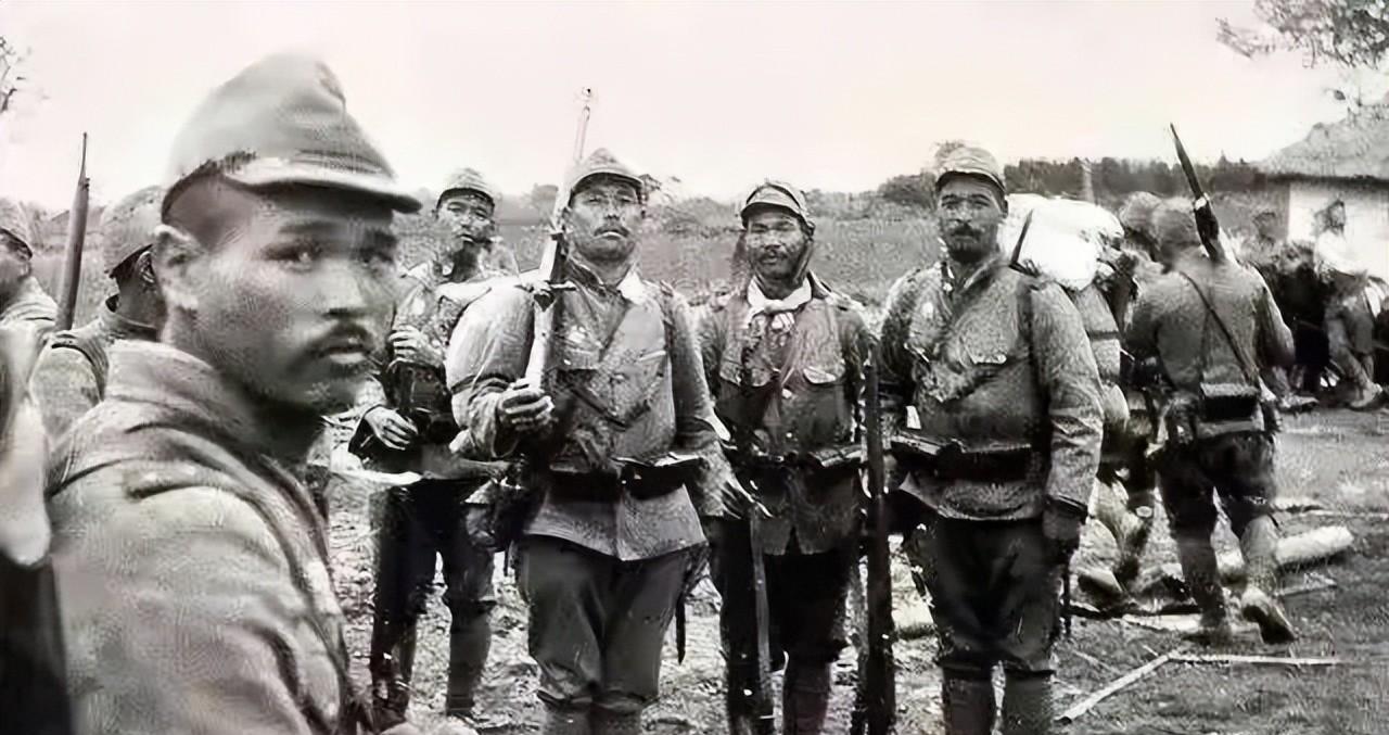 1938年，几十名日军正在河中央洗澡，被一名路过的八路军发现，本以为他会偷偷报告