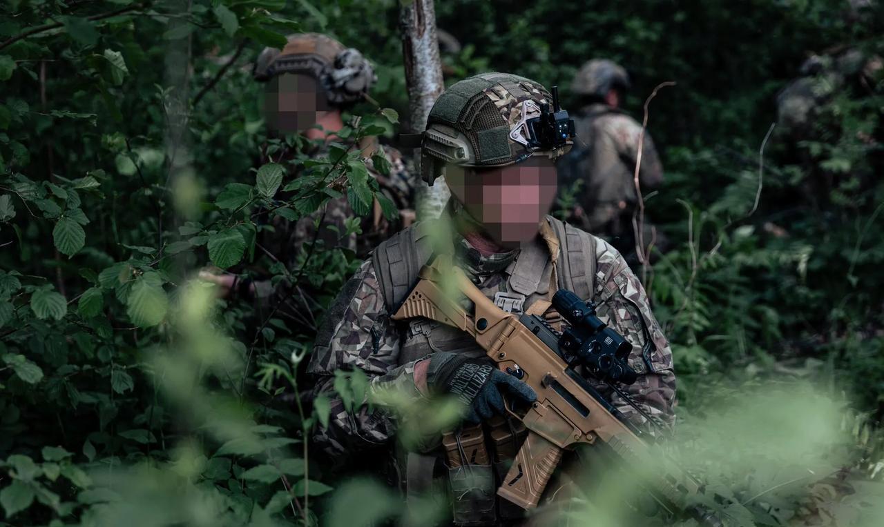 拉脱维亚特种部队士兵手持RAL8000配色的G36突击步枪。