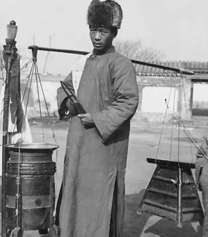 1937年，一群鬼子正在庆祝占领南京，突然，桌子底下冲出一个人来，几板斧就把鬼子