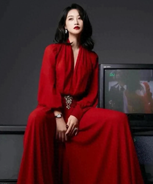 蓝盈莹身穿一袭红色开衩拖地礼服裙