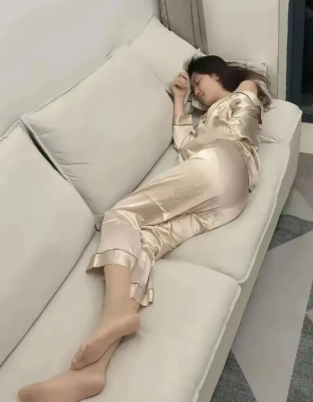 河南，有一名男子在网上诉苦，他去年花了10万块钱彩礼娶了一个隔壁村的媳妇，本来以