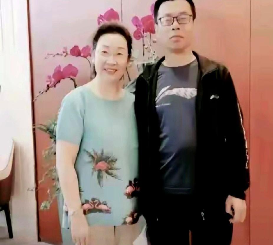 大红唇的立场让人看不懂。
早先还坚定地支持许姚，为她说话。
现在却和北海舅一起，