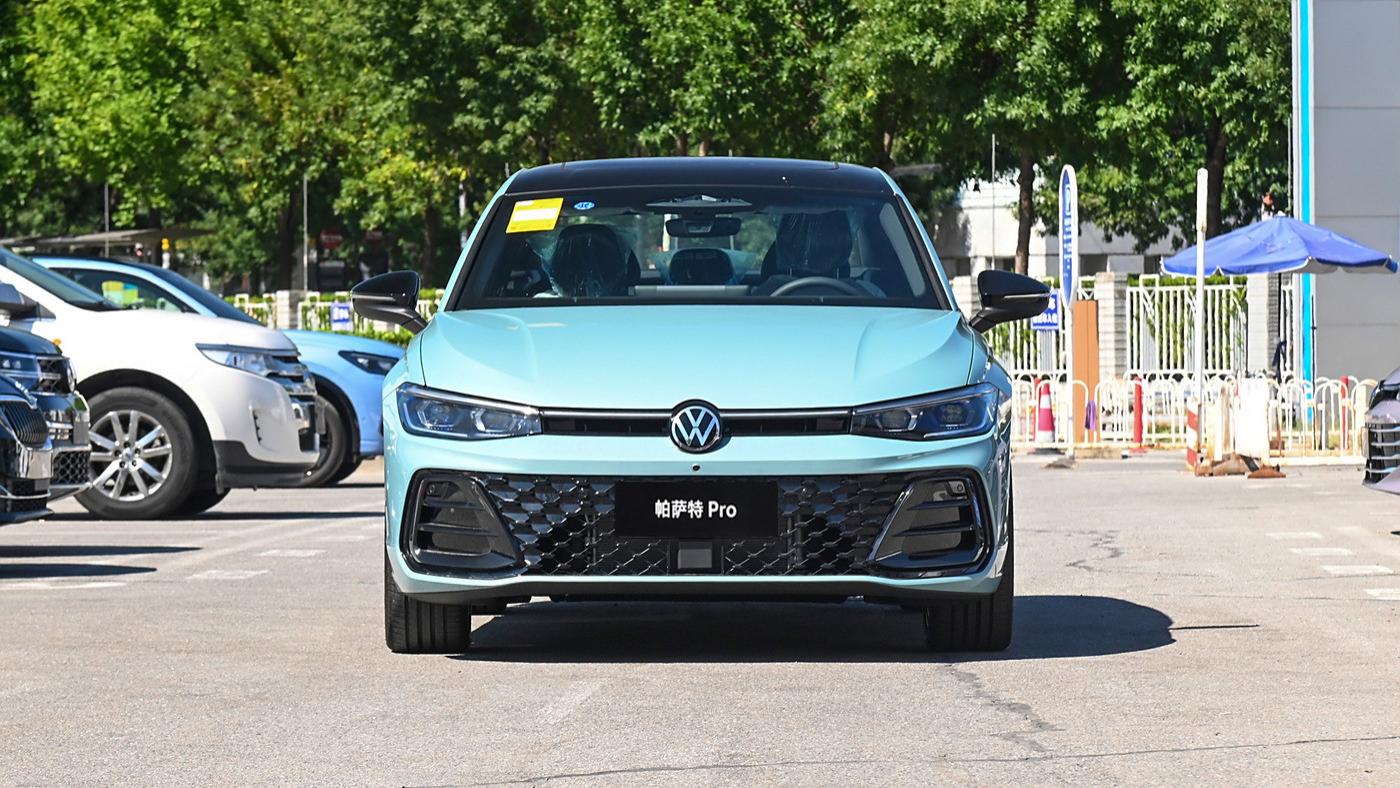 抚顺性价比拉满B级车 英仕派和帕萨特对比测评