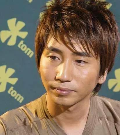 他首次挑战古装反派褚怀明，以低沉嗓音和凌厉眼神将角色的阴险狡诈刻画入微。在审讯场