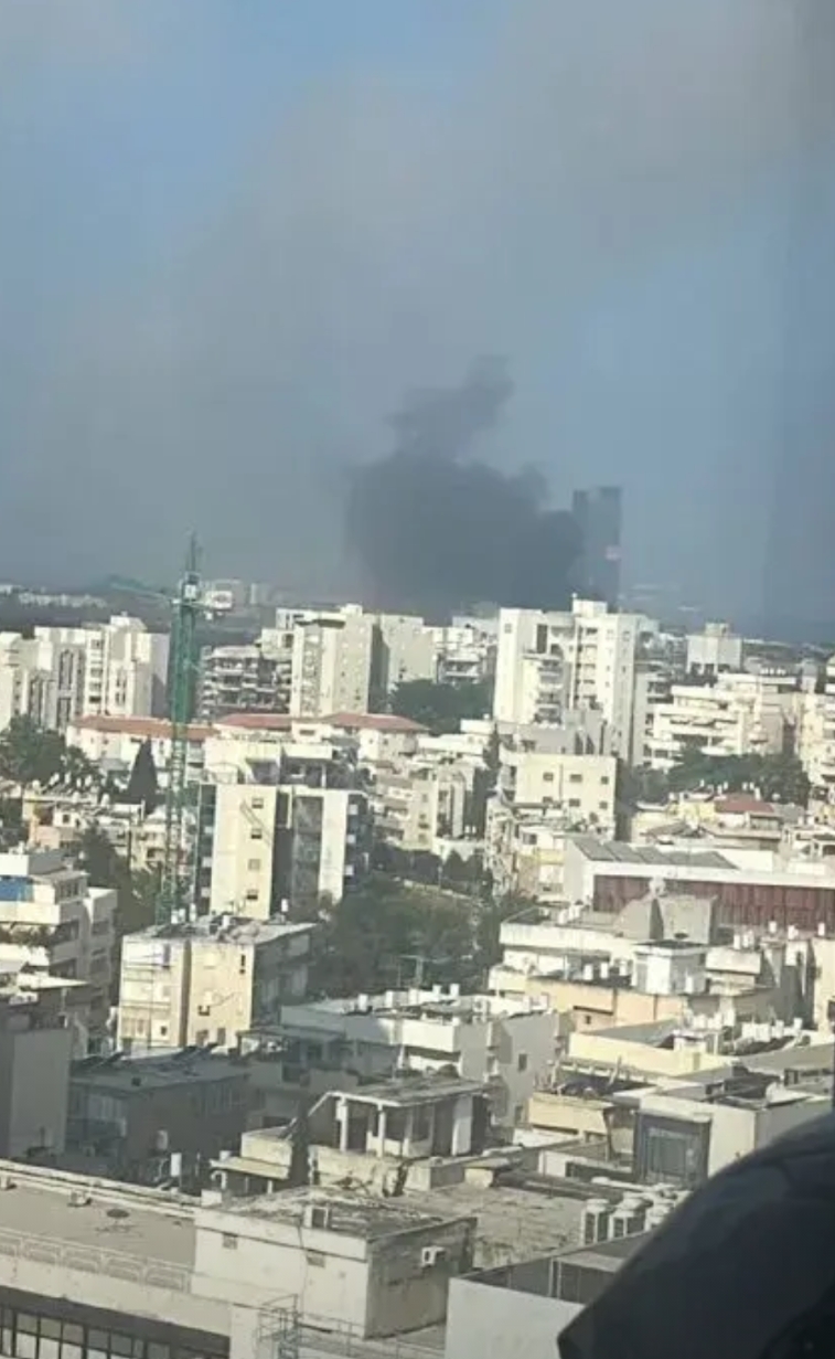 伊朗导弹终于炸到摩萨德的大楼了，虽然大概率打不死几个“人”，但也是解气！
摩萨德