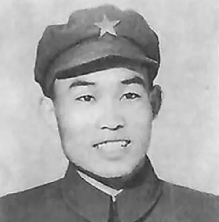 1939年5月，山西万荣，一个地主家的儿子正在吃着碗里的肥肉，一边嚼一边对家里的