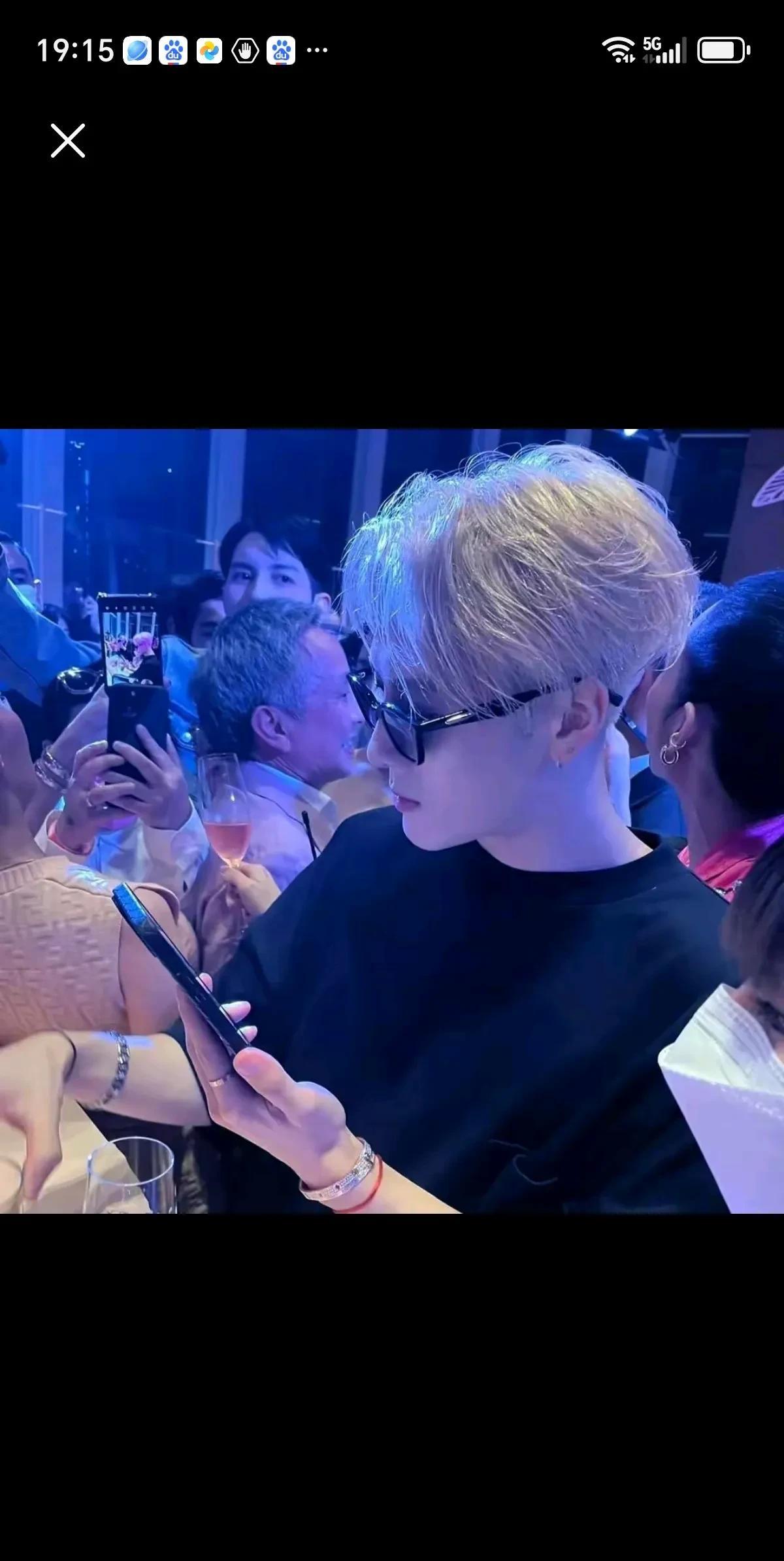 这是谁？这么帅
也不知道什么时候存到手机里面的
这侧颜也太绝了
你们看着像是王嘉