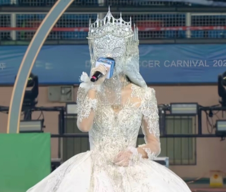 见过蒙面相亲增加神秘感的，
见过蒙面参加游戏调动氛围的，

还真没见过全程蒙面开