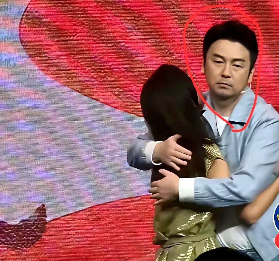可算知道雷佳音为何一脸嫌弃了！
他抱的哪是女演员呀？
分明抱的就是定时炸弹啊！