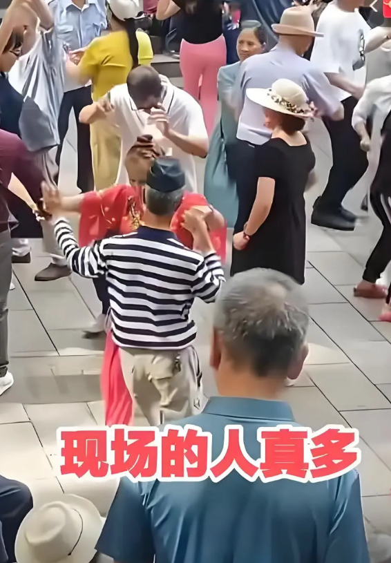 做女人真好。
现在公园里，老年男人找女舞伴，都得给钱了，三十、五十、八十、一百不