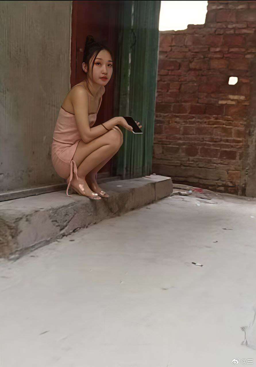 这美女在这蹲着等谁呢？