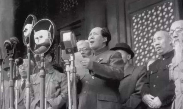 建军大业：毛主席找到一个军火商买武器时，军火商对毛主席说：“钱拿回去，军火也拿回