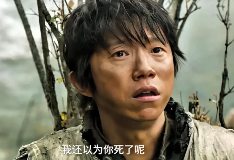 《归队》：宋家腾饰演的福庆，就远远没有“腻味”那么幸运了！

福庆拿出一个饼，十