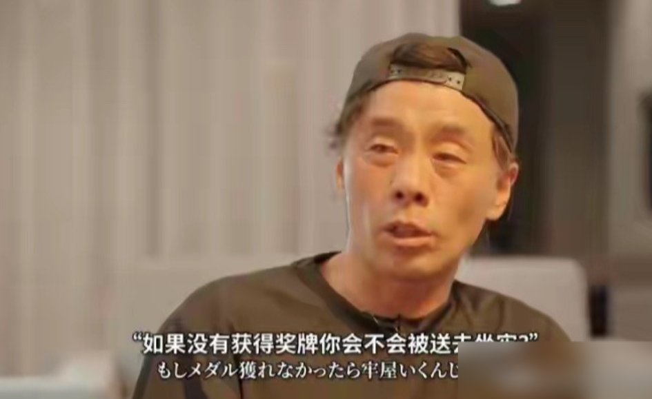 苏翊鸣日本教练：来中国前，家人怕我坐牢。

2018年，佐藤康弘接到中国邀请。家