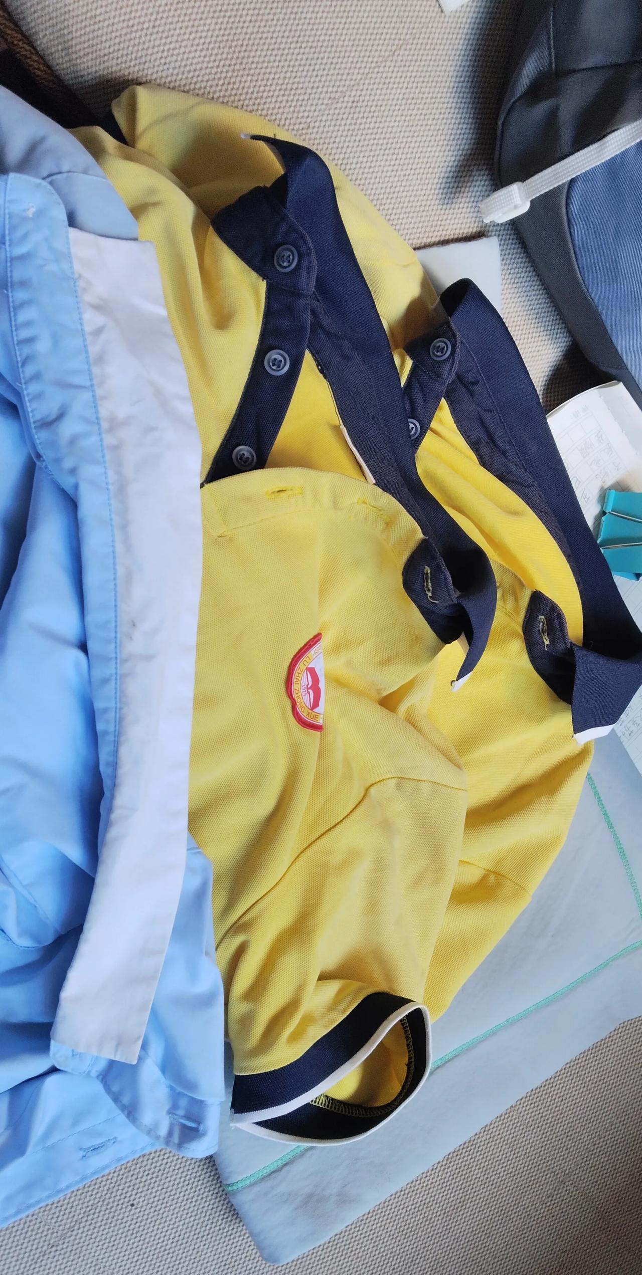 初一完美落幕，该同学5件校服还能带回来3件，还有两件他说不见了，拿回家的就这个颜