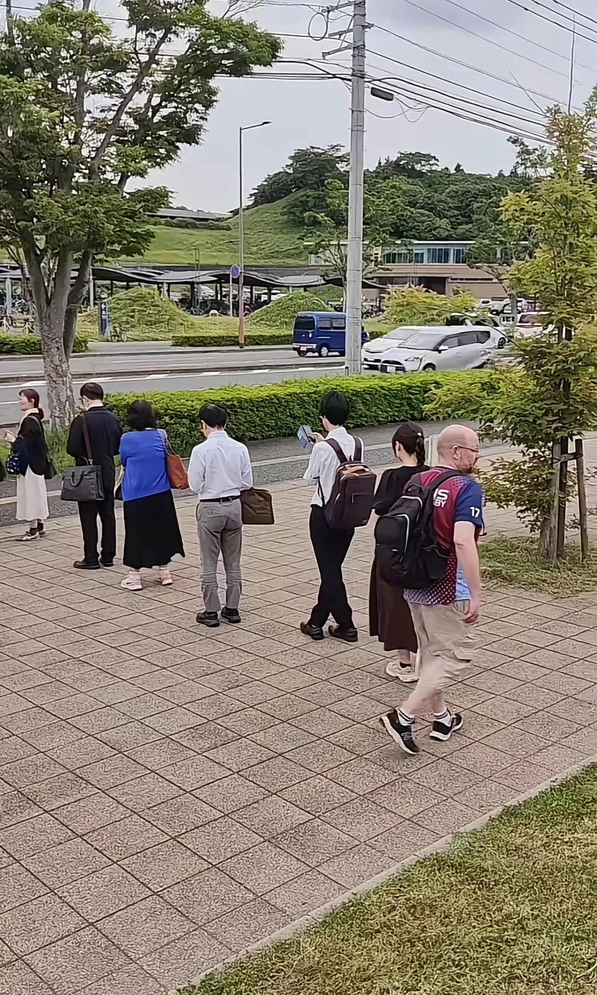 今天看网友发的一组日本人乘坐公交的镜头，可以看到这些人很守规矩，有条不紊的排队等