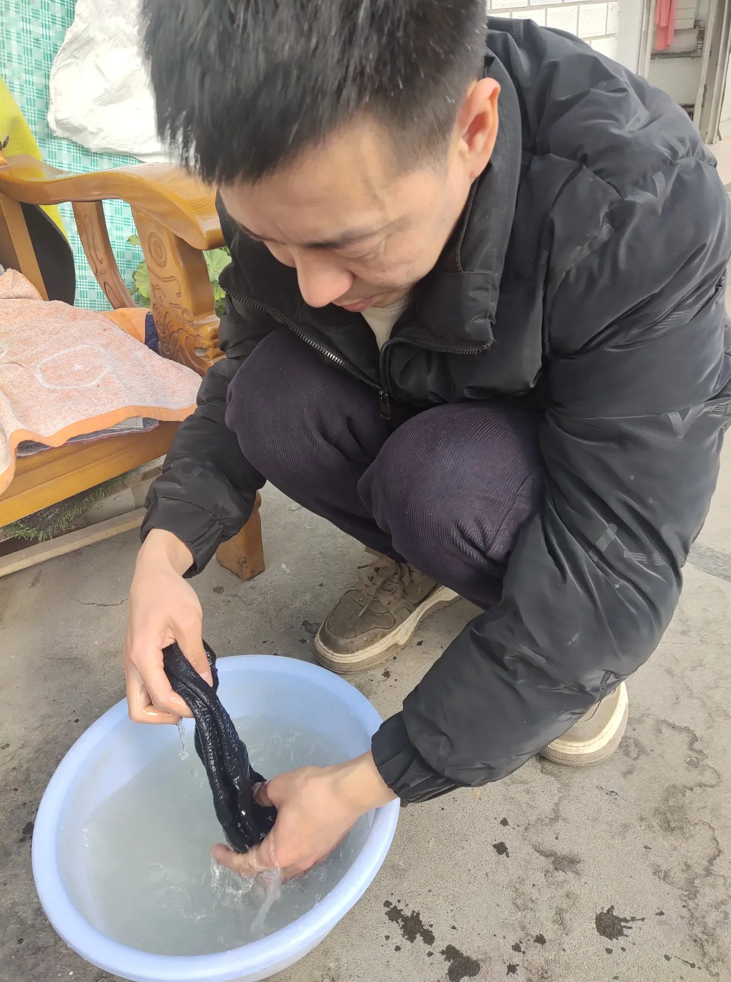 我老公好像不正常，结婚有十年了袜子内裤从来不用我洗，就是不把我当媳妇看，把我当外