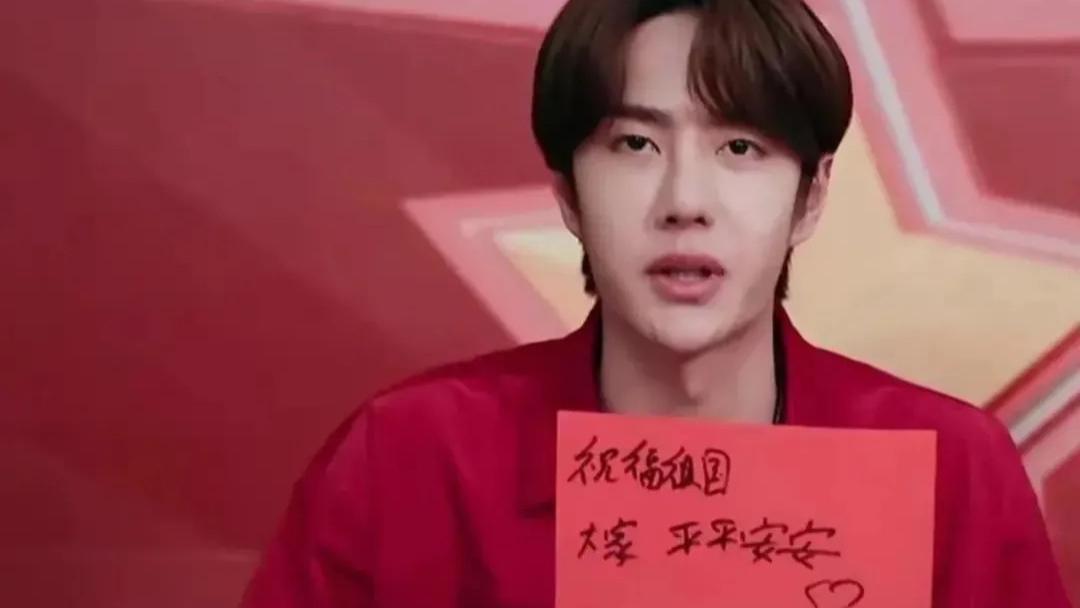 赵丽颖写错字惹争议，娱乐圈“顶流文盲”遍地，冯远征的话太扎心
