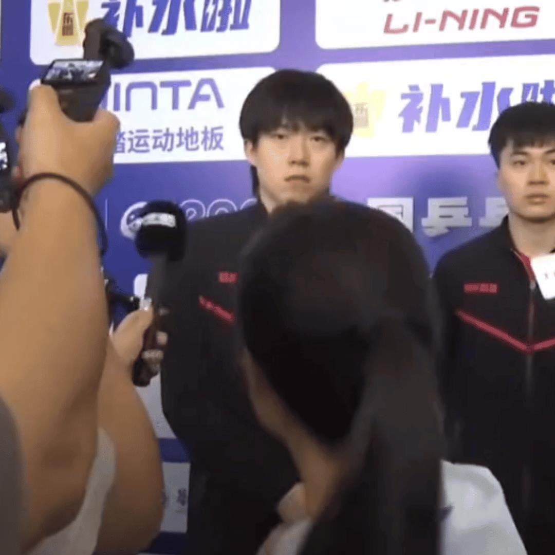 王楚钦:别都给我啊！你们往小林那边递一点话筒啊！来一趟不容易
林昀儒:不用，不用