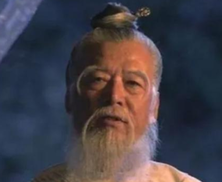 袁天罡出游时肚子饿了，随便找了一个饭馆吃饭。抬头一看，女掌柜面如满月，大惊：“你