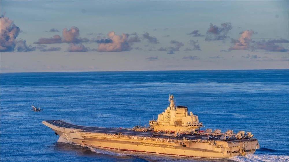 【多图！海军航母编队赴远海开展实战化训练】今天，中国海军新闻发言人王学猛海军大校