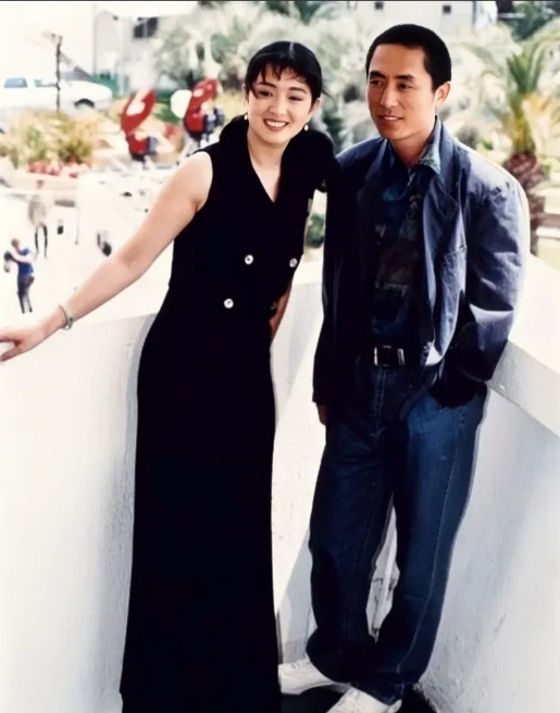 这张照片展现出了巩俐和张艺谋1990年在法国戛纳的情景，那时候巩俐25岁，美丽动