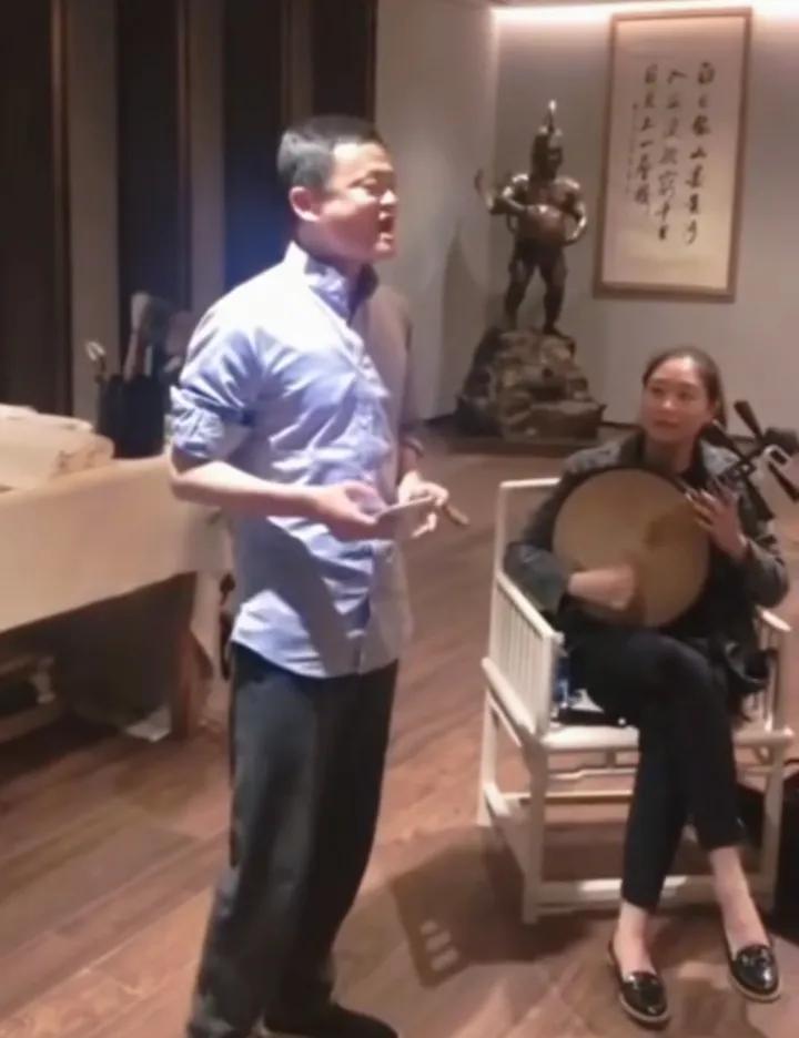 马先生退休生活太精彩了，一身休闲抽着雪茄，唱着京剧，傍边还有伴奏，从小生活在一个