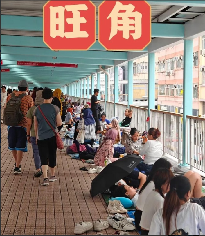 你见过香港街头躺平玩手机的菲佣吗？

她们占着天桥、公园、写字楼门口，还把垃圾扔