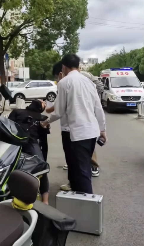 昆明一外卖员，因为太累了，所以就躺在电动车上休息了，
可是这一睡睡了好久，别人发