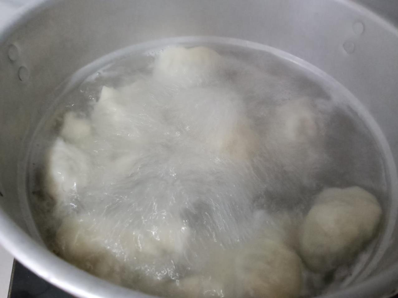 今天我们这边继续下雨，
今天晚上又包了饺子。
这次包的饺子是芹菜，鸡蛋，木耳的素