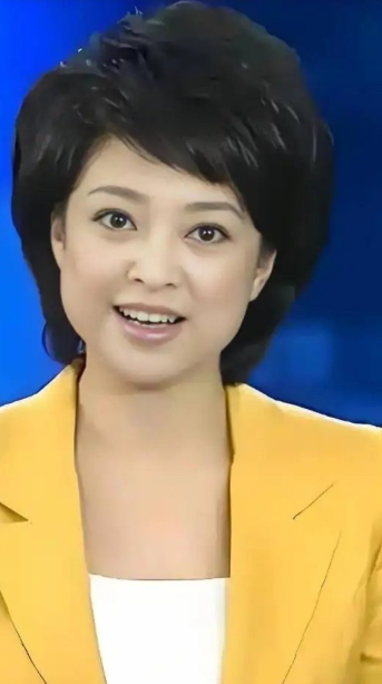 不知道这一个主持人叫什么名字，看起来端庄大方，气势磅礴，特别有韵味，颜值和气质比