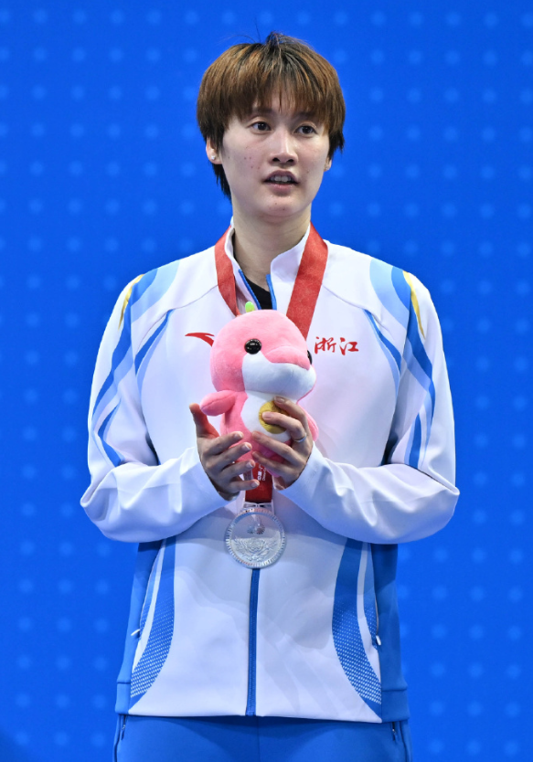 十五运会闭幕式浙江代表团的旗手是陈雨菲，本届全运会陈雨菲收获1金1银。