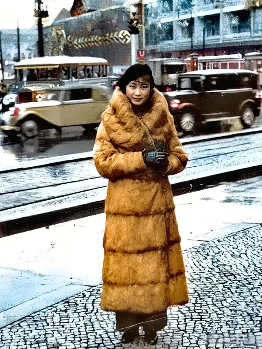 这才是胡蝶年轻时真实的容貌，不是演员饰演的，而是货真价实的真品，面貌展现的十分清